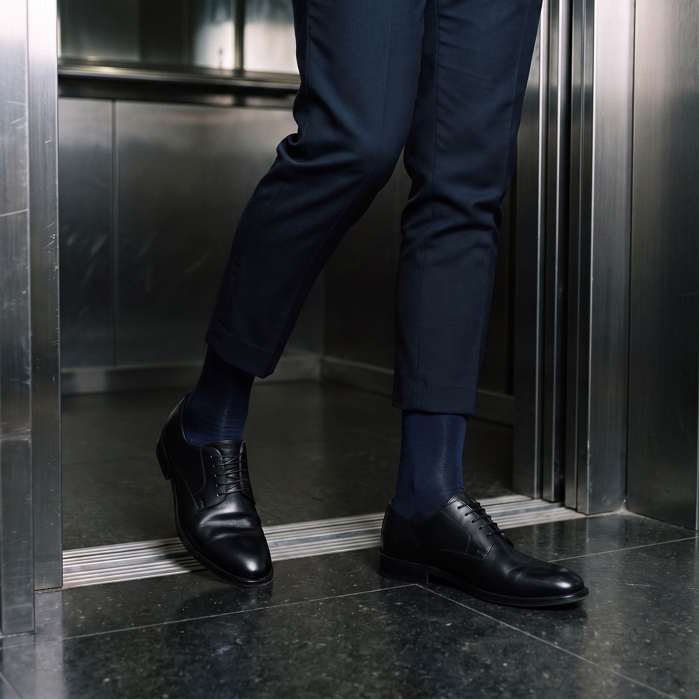 Marine zum schwarzen Lederschuh