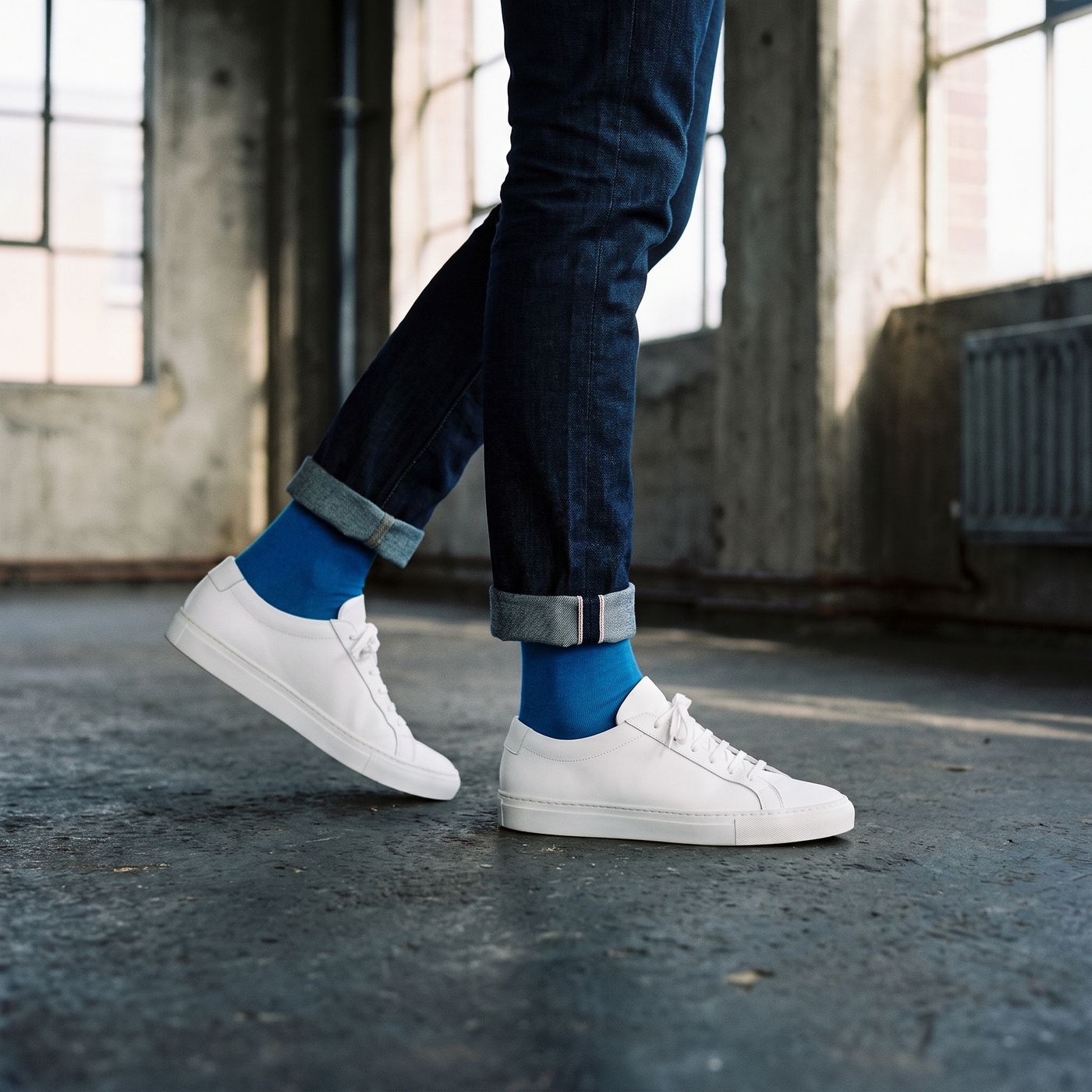 Regatta-Blau zu Jeans und weißen Sneakern