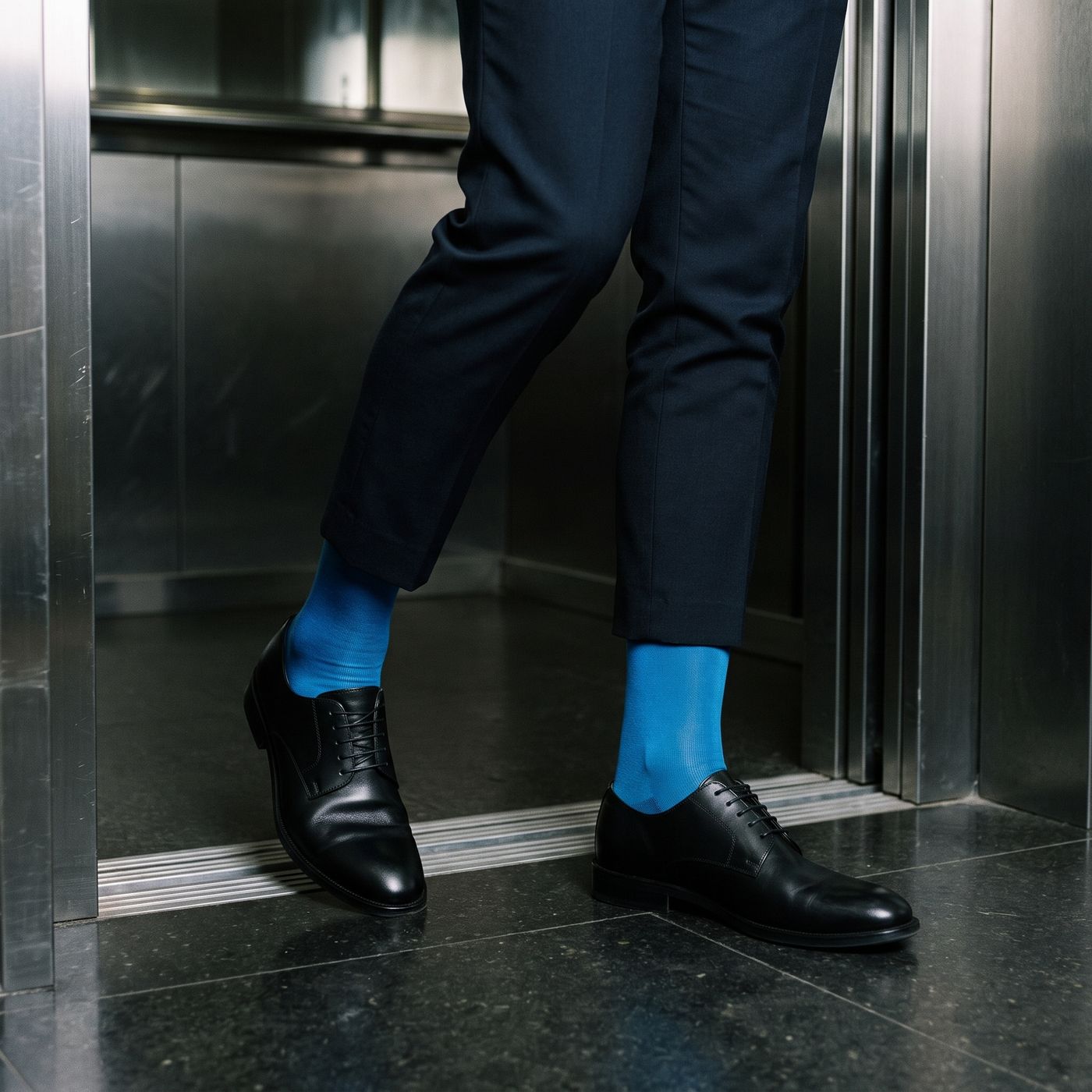 Regatta-Blau zum schwarzen Lederschuh