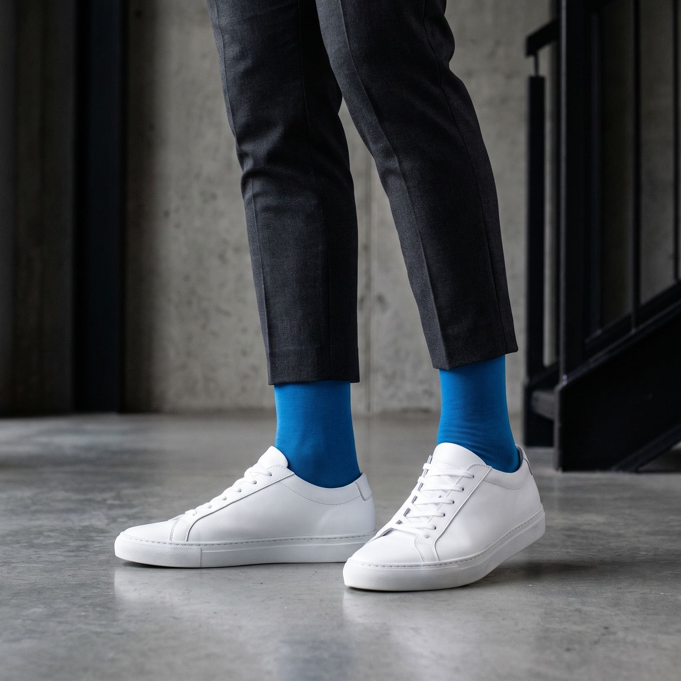 Regatta-Blau zu Anzughose und weißen Sneakern