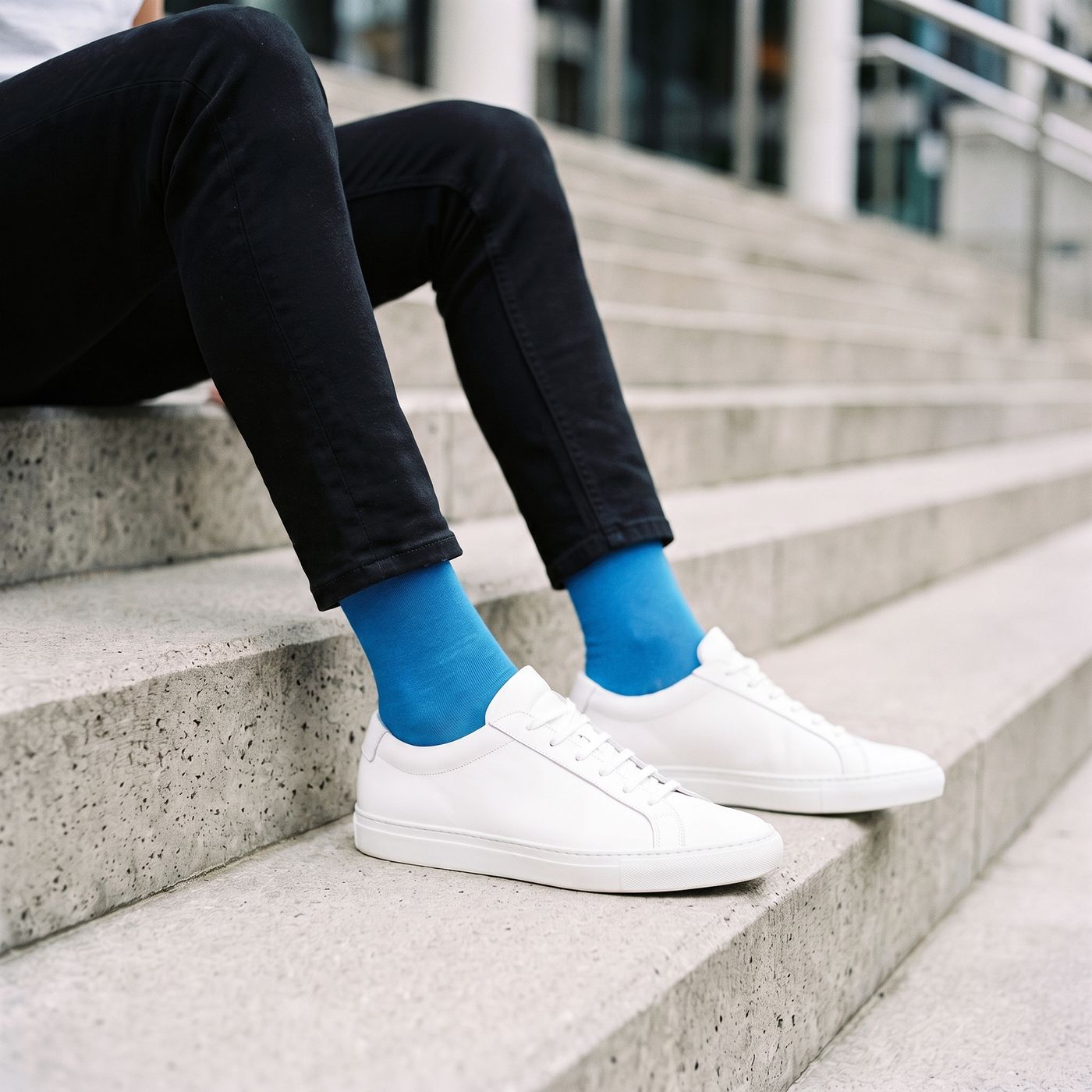 Regatta-Blau auf der Treppe, zu Sneakern