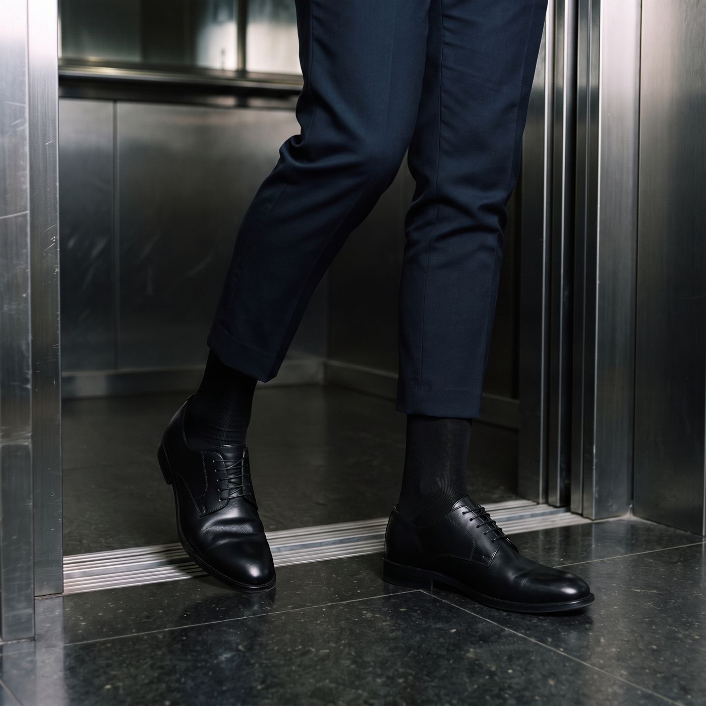 Schwarz zum schwarzen Lederschuh