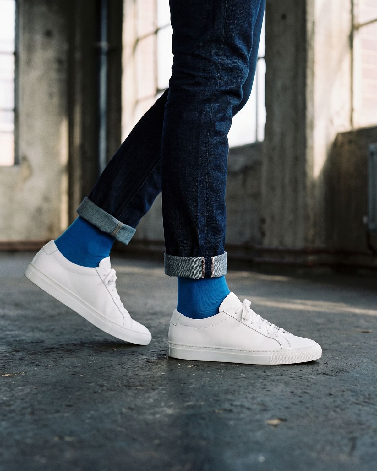 Socken in Regatta-Blau zu dunkler Hose und weißen Sneakern